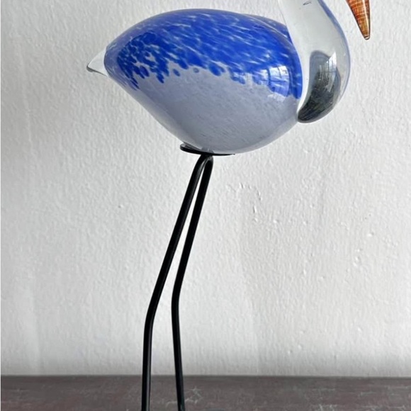 Pelican Glass‎ Artwork Paperweight with Legs - Picture 2 of 3